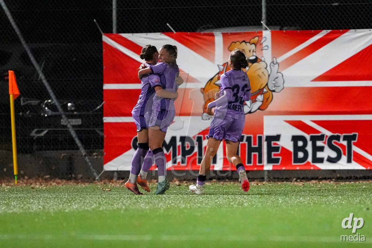 Schweiz: AXA Womens Super League 2025/26, FC Aarau Frauen vs FC Basel 1893 - Sportanlage Schachen, Aarau: Lia Kamber (8 Basel) jubelt nach ihrem tor mit dem Team