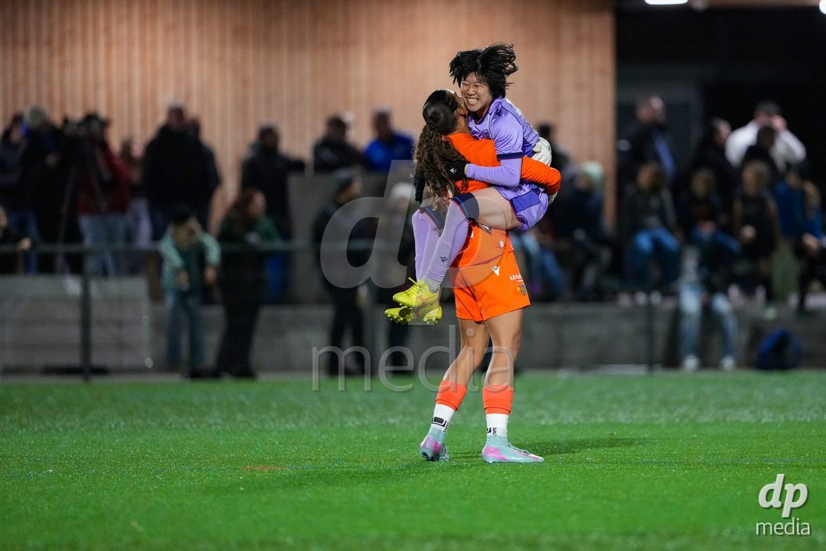 Schweiz: AXA Womens Super League 2025/26, FC Aarau Frauen vs FC Basel 1893 - Sportanlage Schachen, Aarau: Mai Hirata (14 Basel) jubelt nach dem tor von Lia Kamber (8 Basel) mit Torhüter Selina Wölfle - Selina Wolfle (1 Basel)