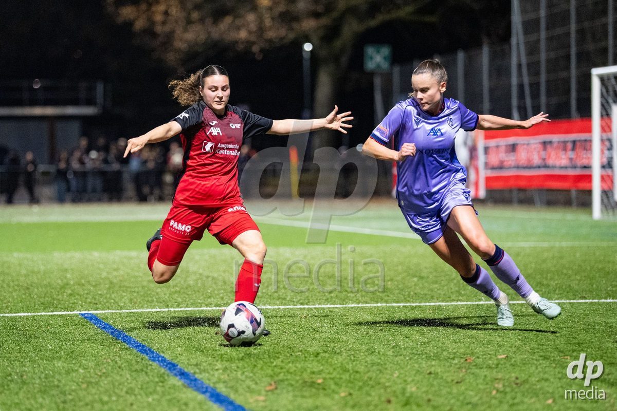 Schweiz: AXA Womens Super League 2025/26, FC Aarau Frauen vs FC Basel 1893 - Sportanlage Schachen, Aarau: Nathalie Widmer (5 FC Aarau) im Duell mit Sabina Jackson (5 Basel)