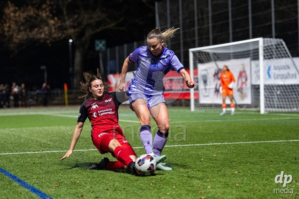 Schweiz: AXA Womens Super League 2025/26, FC Aarau Frauen vs FC Basel 1893 - Sportanlage Schachen, Aarau: Nathalie Widmer (5 FC Aarau) im Duell mit Sabina Jackson (5 Basel)