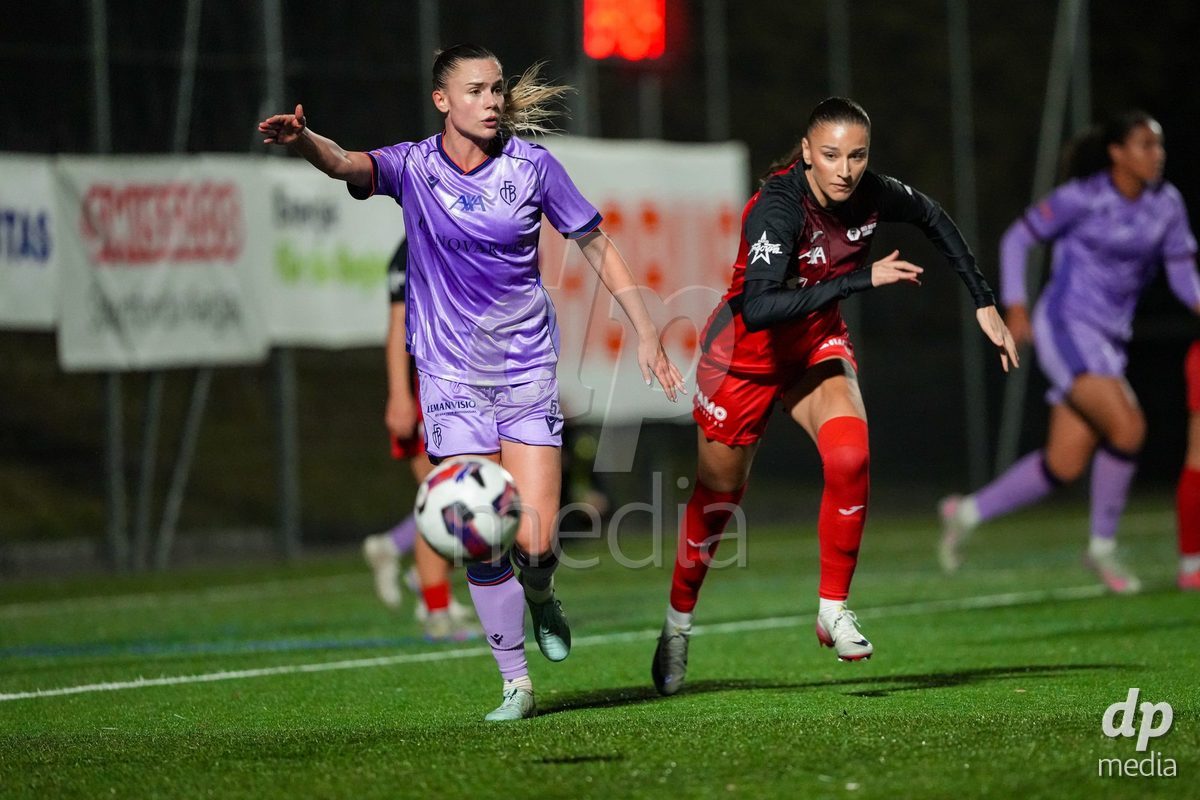 Schweiz: AXA Womens Super League 2025/26, FC Aarau Frauen vs FC Basel 1893 - Sportanlage Schachen, Aarau: Sabina Jackson (5 Basel) im Duell mit Alketa Rama (9 FC Aarau)