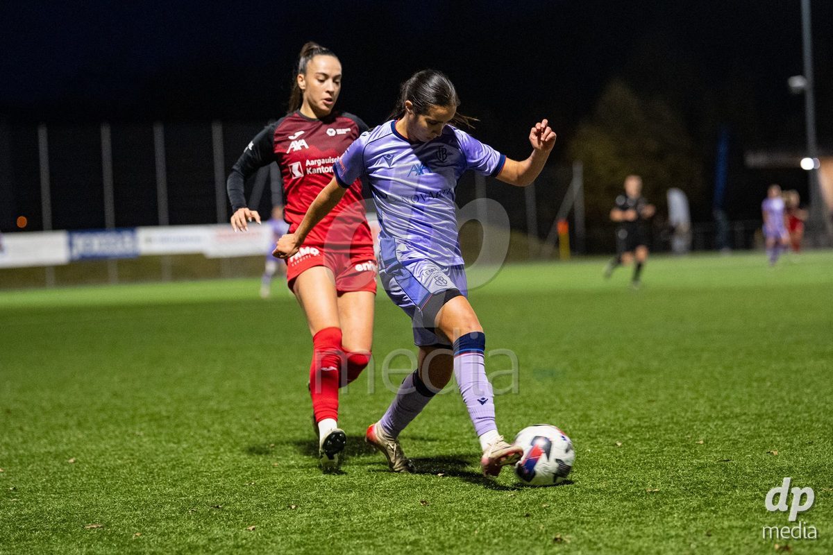 Schweiz: AXA Womens Super League 2025/26, FC Aarau Frauen vs FC Basel 1893 - Sportanlage Schachen, Aarau: Sabah Seghir (10 Basel) im Duell mit Rita Filipa Do Sul Almeida (28 FC Aarau)