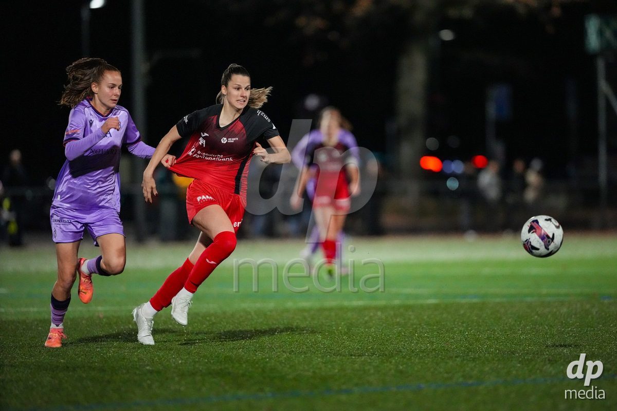 Schweiz: AXA Womens Super League 2025/26, FC Aarau Frauen vs FC Basel 1893 - Sportanlage Schachen, Aarau: Celia Hofer (27 FC Aarau) im Duell mit Elea Hagmann (28 Basel)