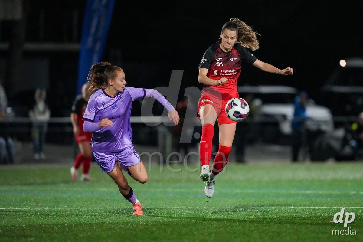 Schweiz: AXA Womens Super League 2025/26, FC Aarau Frauen vs FC Basel 1893 - Sportanlage Schachen, Aarau: Celia Hofer (27 FC Aarau) im Duell mit Elea Hagmann (28 Basel)