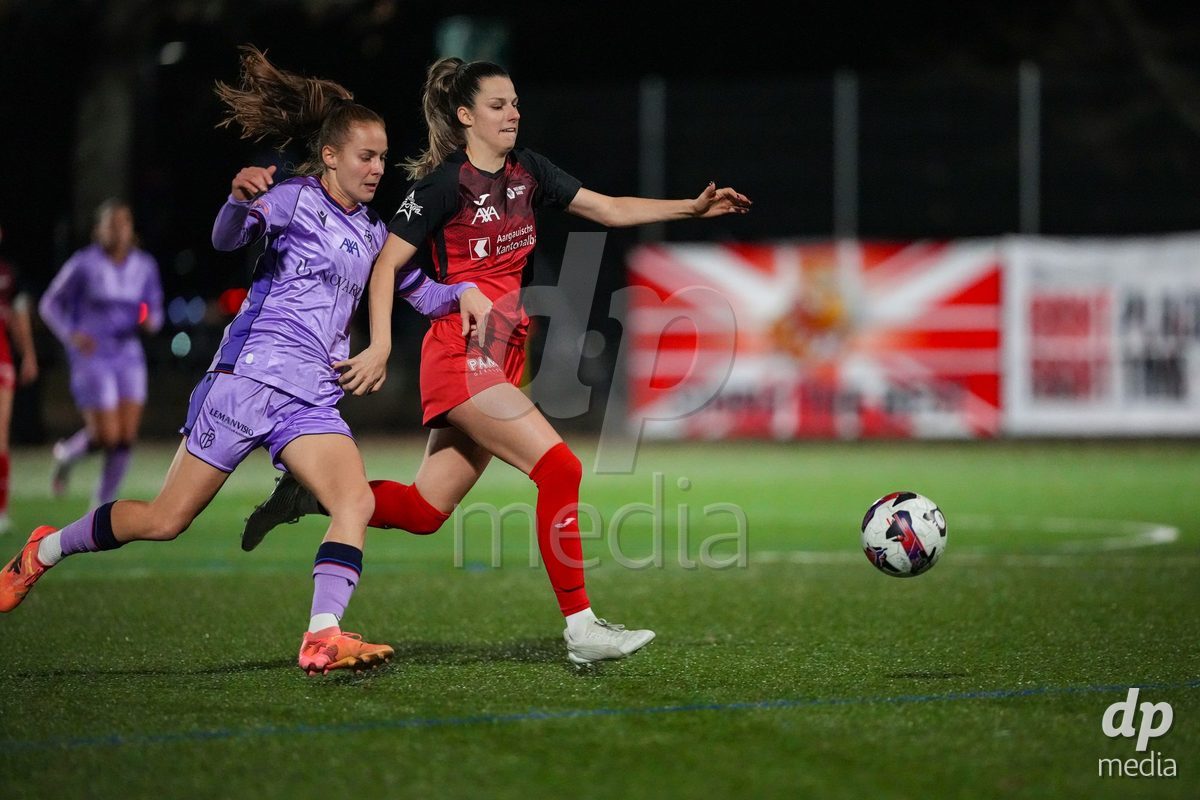 Schweiz: AXA Womens Super League 2025/26, FC Aarau Frauen vs FC Basel 1893 - Sportanlage Schachen, Aarau: Celia Hofer (27 FC Aarau) im Duell mit Elea Hagmann (28 Basel)