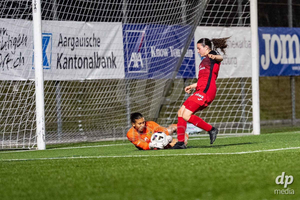 Schweiz: AXA Womens Super League 2025/26, FC Aarau Frauen vs FC Basel 1893 - Sportanlage Schachen, Aarau: Nathalie Widmer (5 FC Aarau) im Duell mit Torhüter Selina Wölfle - Selina Wolfle (1 Basel)