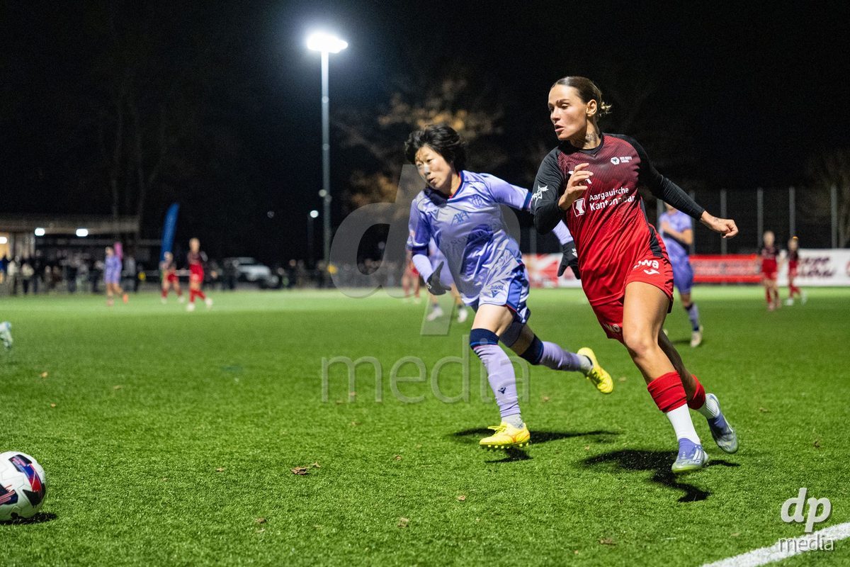 Schweiz: AXA Womens Super League 2025/26, FC Aarau Frauen vs FC Basel 1893 - Sportanlage Schachen, Aarau: Vanesa Hoti (8 FC Aarau) im Duell mit Mai Hirata (14 Basel)