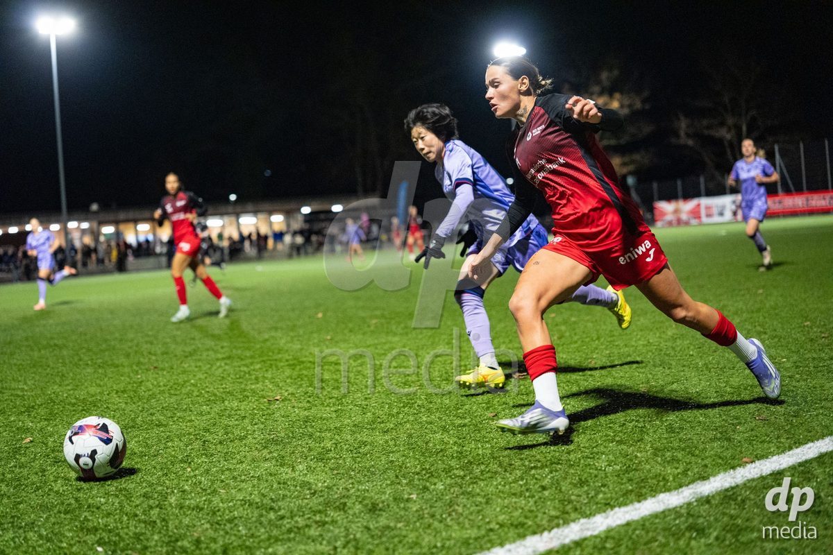 Schweiz: AXA Womens Super League 2025/26, FC Aarau Frauen vs FC Basel 1893 - Sportanlage Schachen, Aarau: Vanesa Hoti (8 FC Aarau) im Duell mit Mai Hirata (14 Basel)