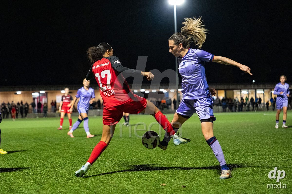 Schweiz: AXA Womens Super League 2025/26, FC Aarau Frauen vs FC Basel 1893 - Sportanlage Schachen, Aarau: Joy Steck (17 FC Aarau) im Duell mit Alice Ilaria Berti (30 Basel)