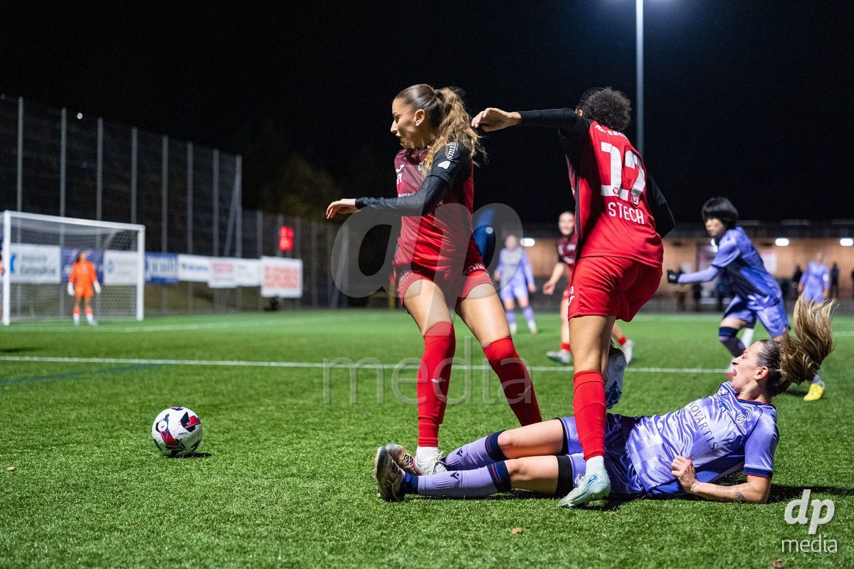 Schweiz: AXA Womens Super League 2025/26, FC Aarau Frauen vs FC Basel 1893 - Sportanlage Schachen, Aarau: Alice Ilaria Berti (30 Basel) im Duell mit Joy Steck (17 FC Aarau) und Alketa Rama (9 FC Aarau)