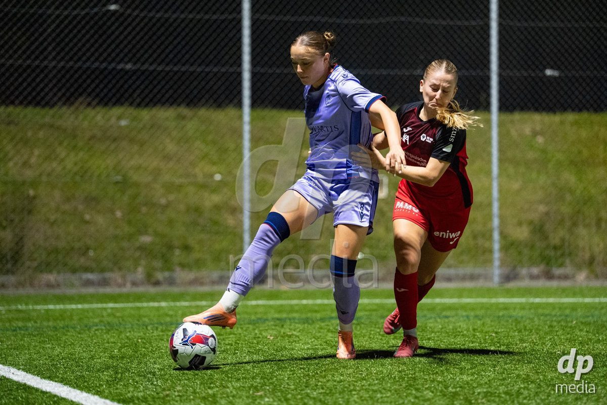 Schweiz: AXA Womens Super League 2025/26, FC Aarau Frauen vs FC Basel 1893 - Sportanlage Schachen, Aarau: Fabia Reinschmidt (13 FC Aarau) im Duell mit Lia Kamber (8 Basel)