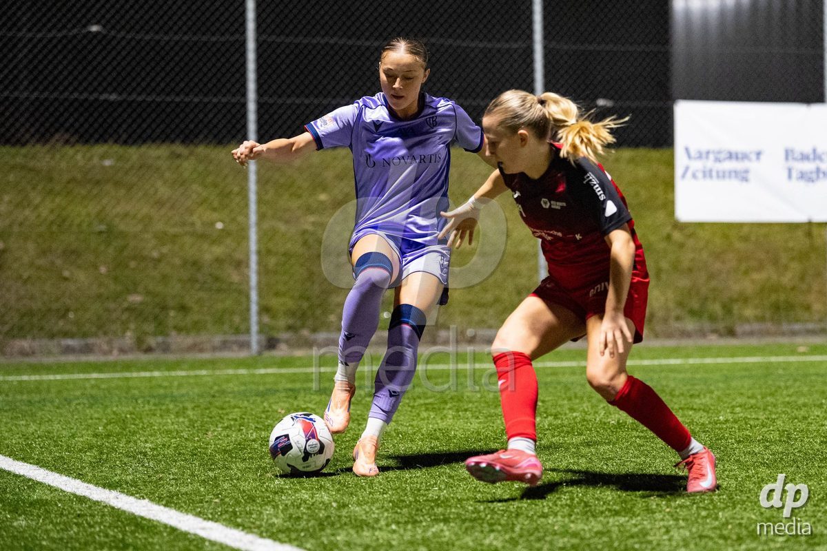Schweiz: AXA Womens Super League 2025/26, FC Aarau Frauen vs FC Basel 1893 - Sportanlage Schachen, Aarau: Lia Kamber (8 Basel) im Duell mit Fabia Reinschmidt (13 FC Aarau)