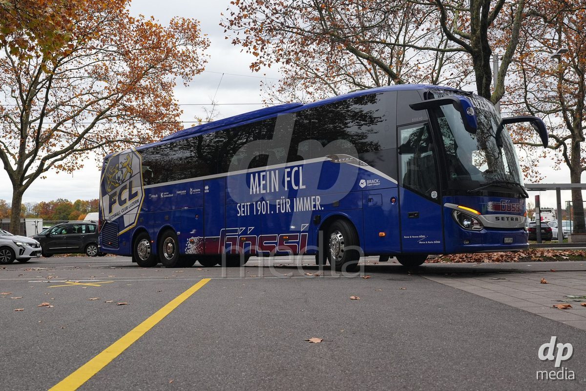 Schweiz: AXA Womens Super League 2025/26, BSC YB Frauen vs FC Luzern - Stadion Wankdorf, Bern: Bus von FC Luzern während der ankunft vor dem Spiel