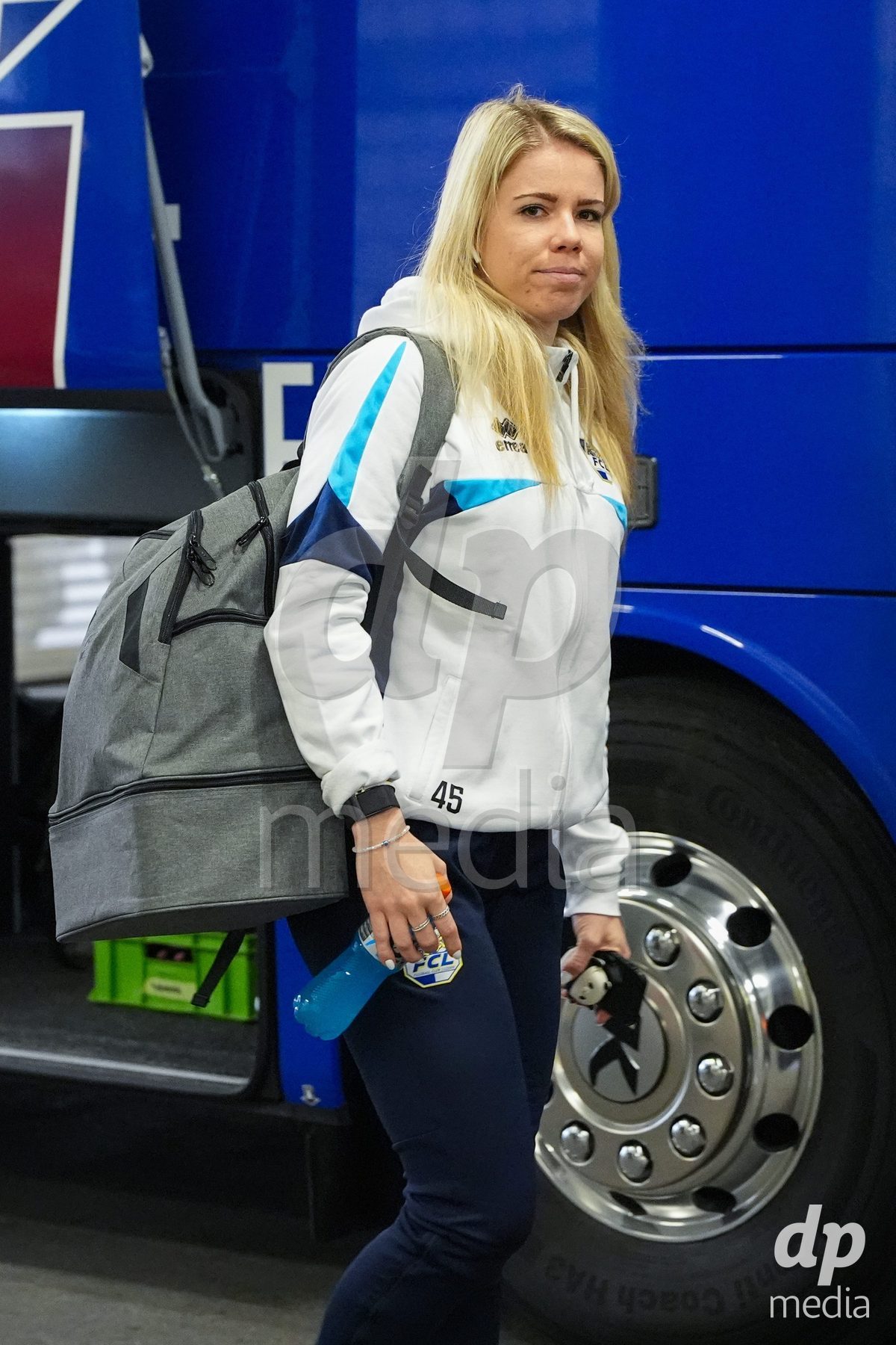 Schweiz: AXA Womens Super League 2025/26, BSC YB Frauen vs FC Luzern - Stadion Wankdorf, Bern: Laura Schneider (45 FC Luzern) während der Ankunft vor dem Spiel