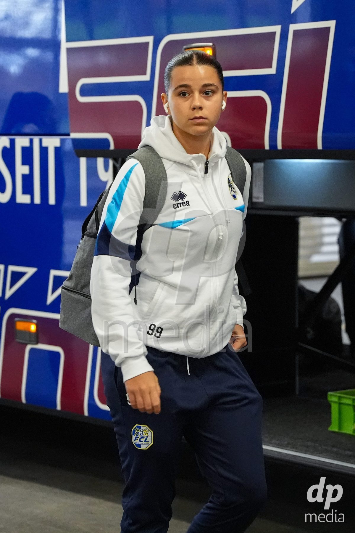 Schweiz: AXA Womens Super League 2025/26, BSC YB Frauen vs FC Luzern - Stadion Wankdorf, Bern: Alyssa Keller (99 FC Luzern) während der Ankunft vor dem Spiel