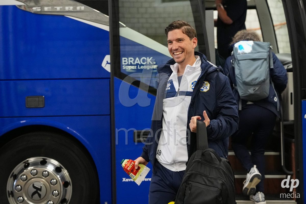 Schweiz: AXA Womens Super League 2025/26, BSC YB Frauen vs FC Luzern - Stadion Wankdorf, Bern: Alex Barmettler (Torwarttrainer FC Luzern) während der Ankunft vor dem Spiel