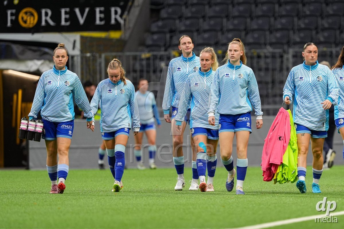 Schweiz: AXA Womens Super League 2025/26, BSC YB Frauen vs FC Luzern - Stadion Wankdorf, Bern: Team der FC Luzern Frauen vor dem Spiel