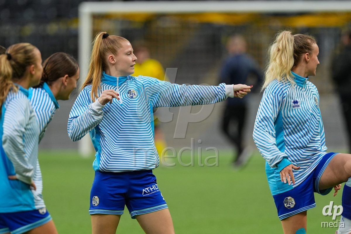 Schweiz: AXA Womens Super League 2025/26, BSC YB Frauen vs FC Luzern - Stadion Wankdorf, Bern: Mia Knapp (4 FC Luzern) während des Aufwärmens