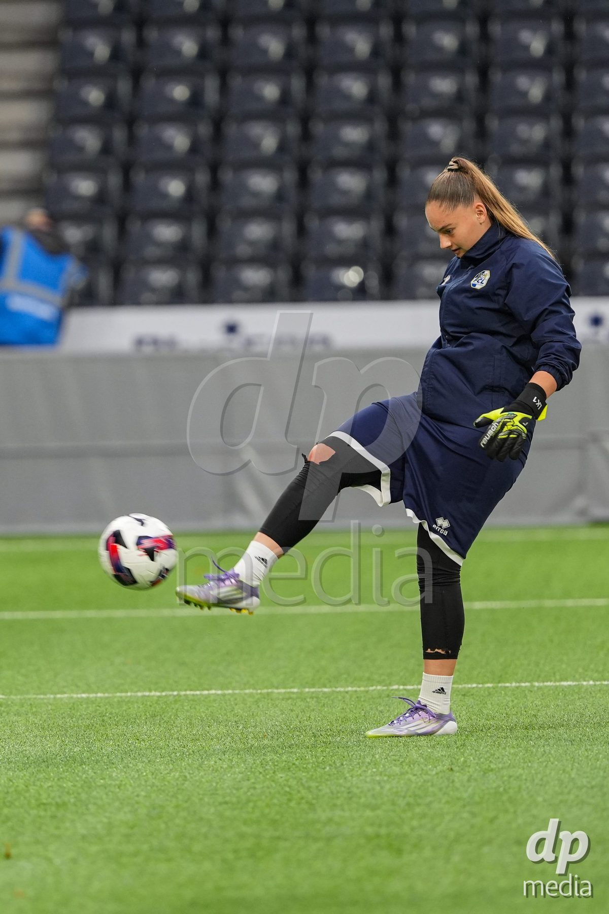 Schweiz: AXA Womens Super League 2025/26, BSC YB Frauen vs FC Luzern - Stadion Wankdorf, Bern: Torhüter Lea Kramoviku (1 FC Luzern) während des Aufwärmens