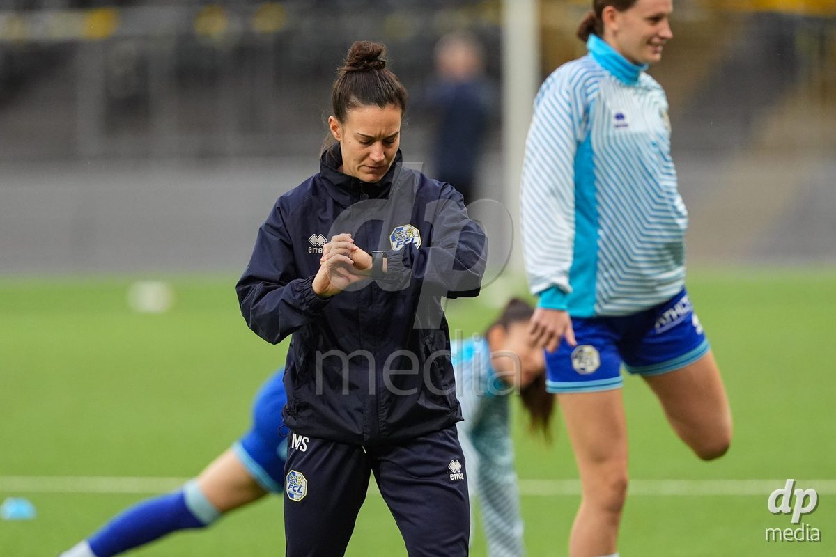 Schweiz: AXA Womens Super League 2025/26, BSC YB Frauen vs FC Luzern - Stadion Wankdorf, Bern: Melina Scodeller (Athletik-Trainerin FC Luzern) während des Aufwärmens