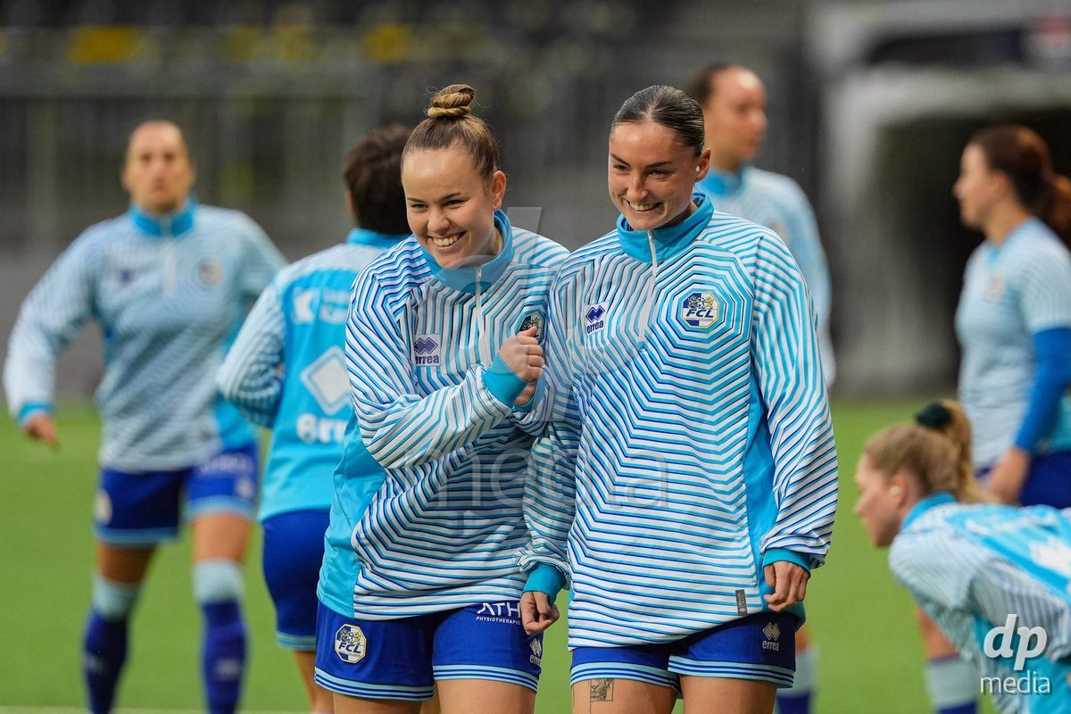 Schweiz: AXA Womens Super League 2025/26, BSC YB Frauen vs FC Luzern - Stadion Wankdorf, Bern: Debora Vogl (14 FC Luzern) mit Jamie Kenel (8 FC Luzern) während des Aufwärmens