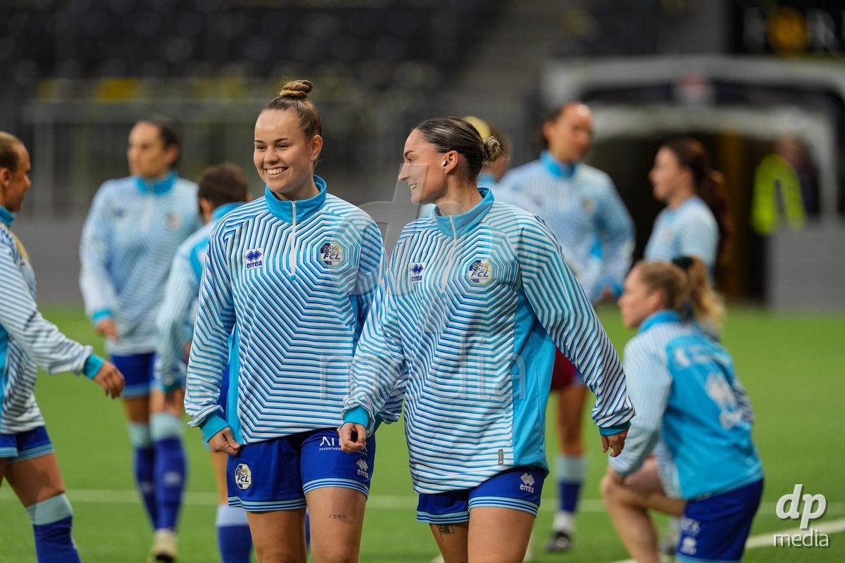 Schweiz: AXA Womens Super League 2025/26, BSC YB Frauen vs FC Luzern - Stadion Wankdorf, Bern: Debora Vogl (14 FC Luzern) mit Jamie Kenel (8 FC Luzern) während des Aufwärmens