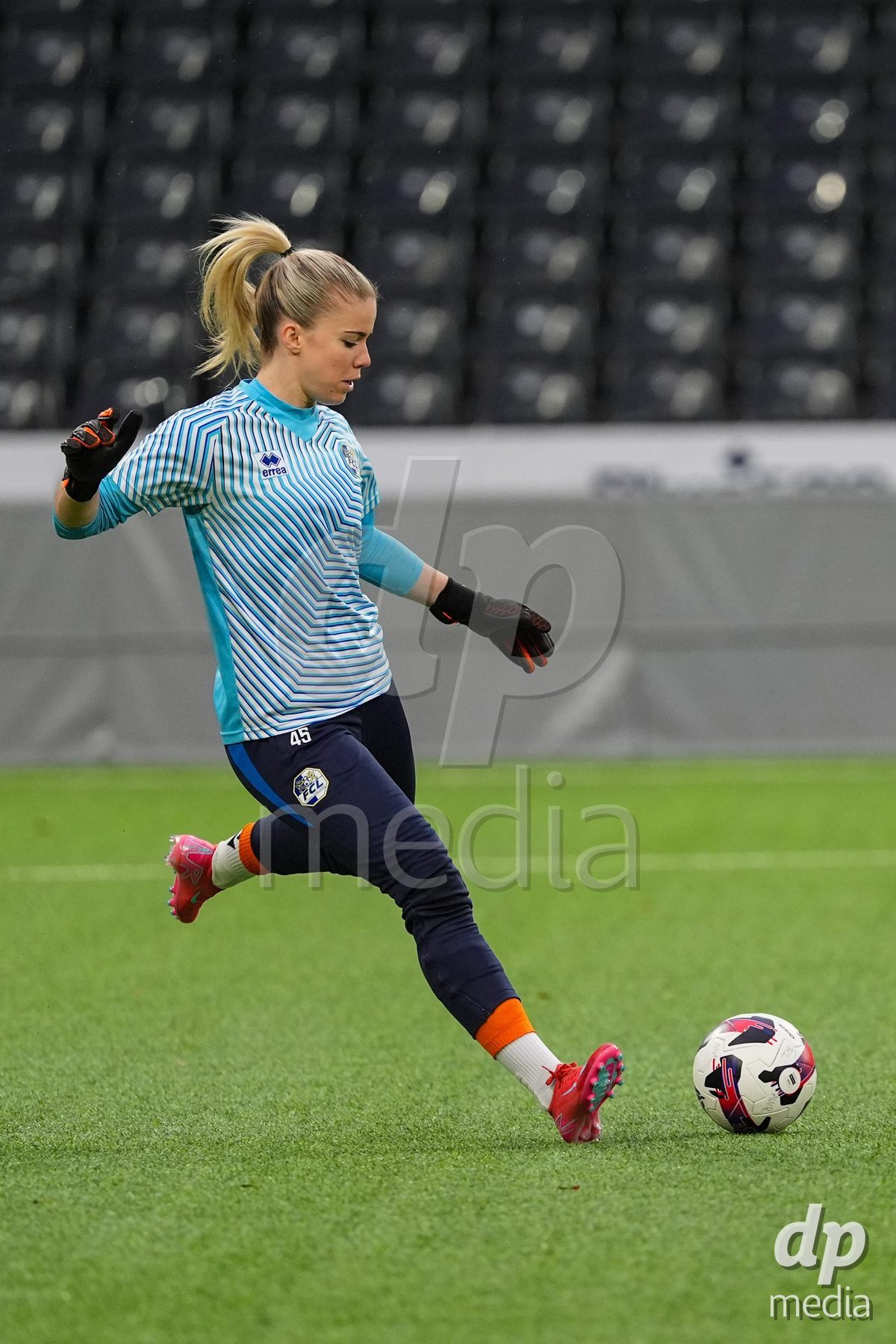Schweiz: AXA Womens Super League 2025/26, BSC YB Frauen vs FC Luzern - Stadion Wankdorf, Bern: Laura Schneider (45 FC Luzern) während des Warmup