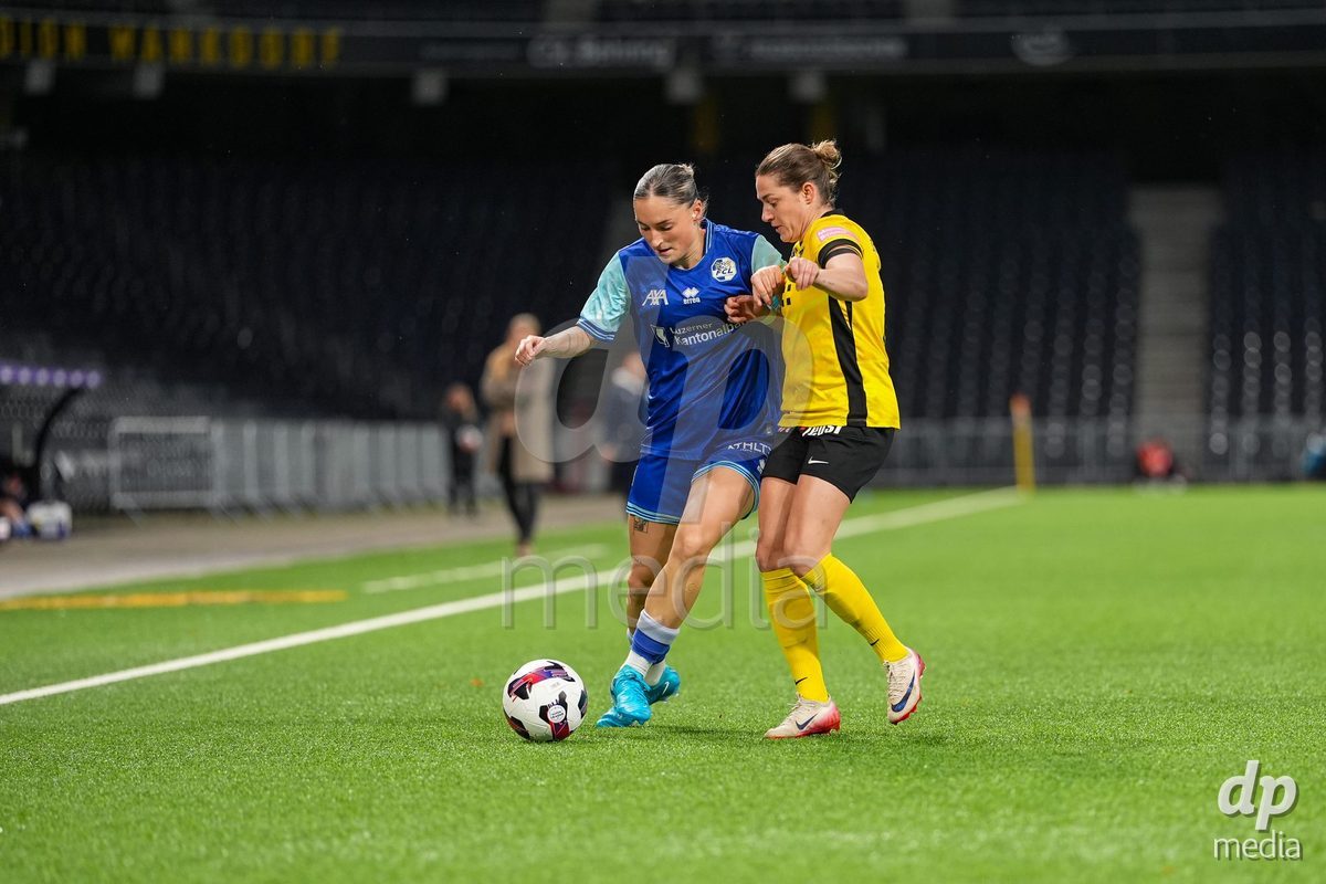 Schweiz: AXA Womens Super League 2025/26, BSC YB Frauen vs FC Luzern - Stadion Wankdorf, Bern: Debora Vogl (14 FC Luzern) im Duell mit Wibke Meister (18 YB Frauen)
