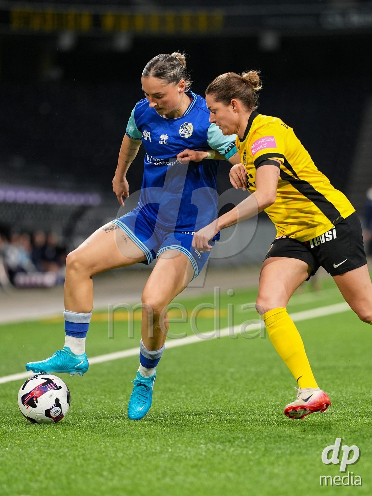 Schweiz: AXA Womens Super League 2025/26, BSC YB Frauen vs FC Luzern - Stadion Wankdorf, Bern: Debora Vogl (14 FC Luzern) im Duell mit Wibke Meister (18 YB Frauen)