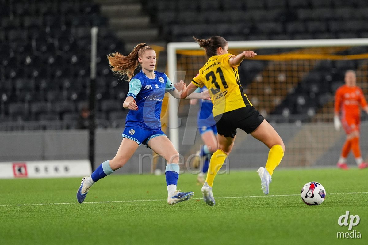 Schweiz: AXA Womens Super League 2025/26, BSC YB Frauen vs FC Luzern - Stadion Wankdorf, Bern: Mia Knapp (4 FC Luzern) im Duell mit Giulia Schlup (31 YB Frauen)