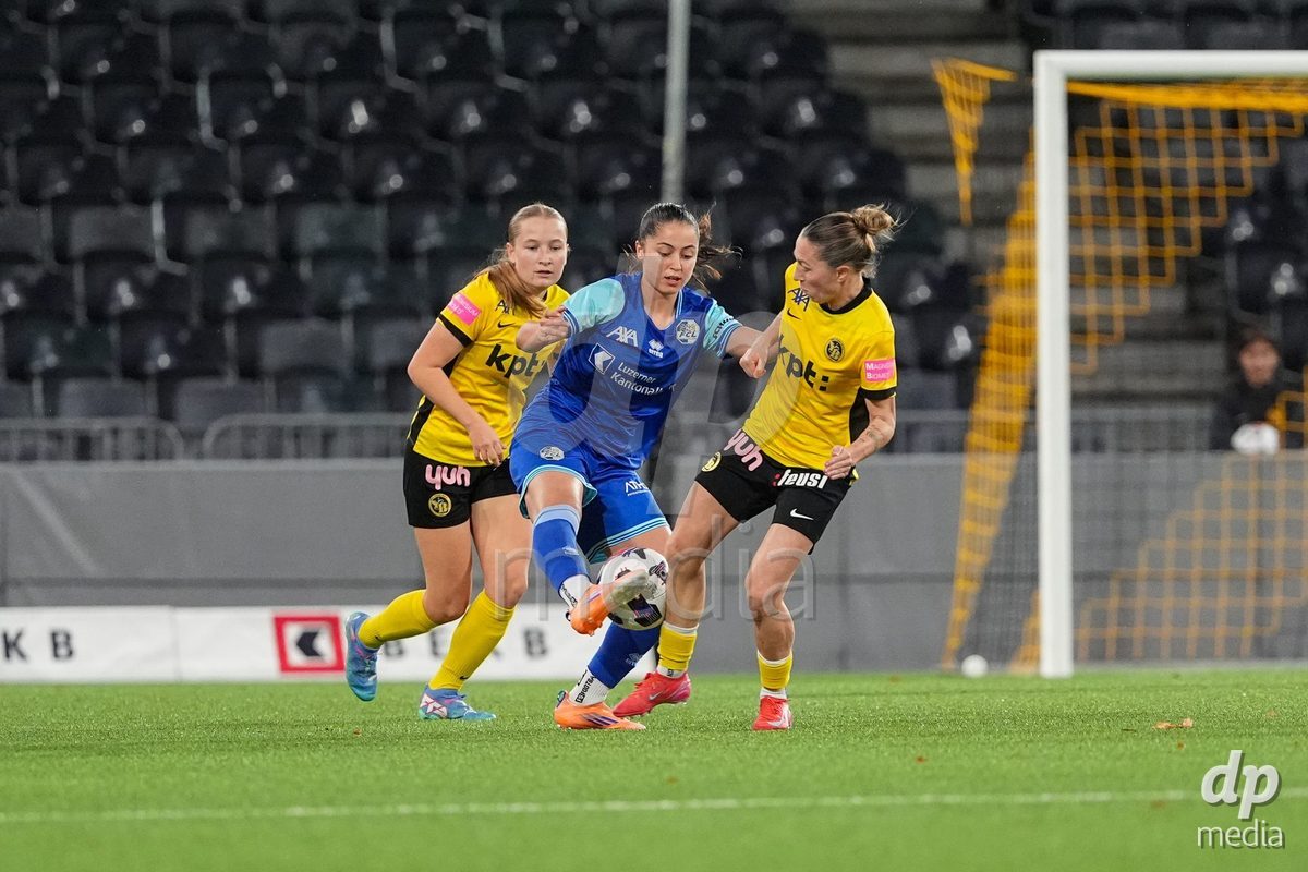 Schweiz: AXA Womens Super League 2025/26, BSC YB Frauen vs FC Luzern - Stadion Wankdorf, Bern: Melissa Rondalli (21 FC Luzern) im Duell mit Lisa Josten (24 YB Frauen) und Noa Linn Münger - Noa Linn Munger (8 YB Frauen)