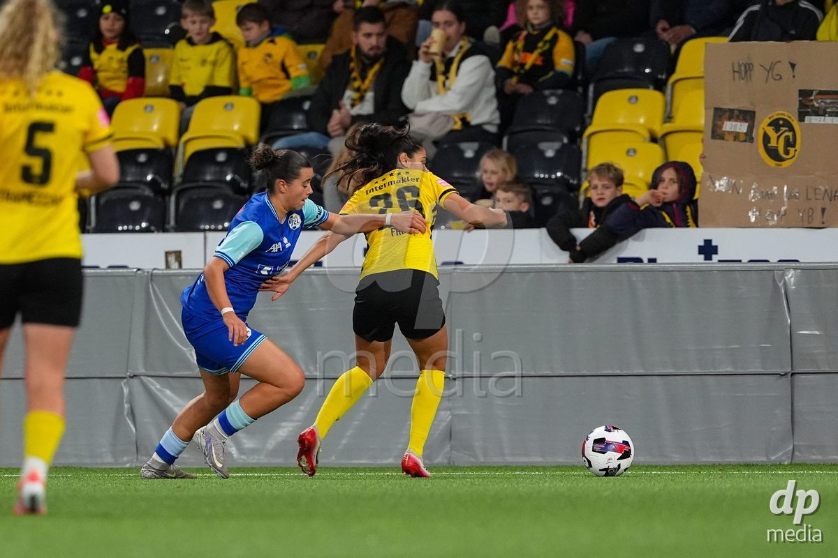 Schweiz: AXA Womens Super League 2025/26, BSC YB Frauen vs FC Luzern - Stadion Wankdorf, Bern: Alyssa Keller (99 FC Luzern) im Duell mit Laura Frey (26 YB Frauen)