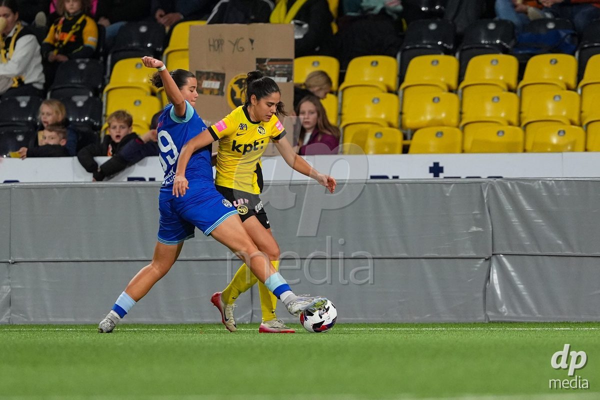 Schweiz: AXA Womens Super League 2025/26, BSC YB Frauen vs FC Luzern - Stadion Wankdorf, Bern: Alyssa Keller (99 FC Luzern) im Duell mit Laura Frey (26 YB Frauen)
