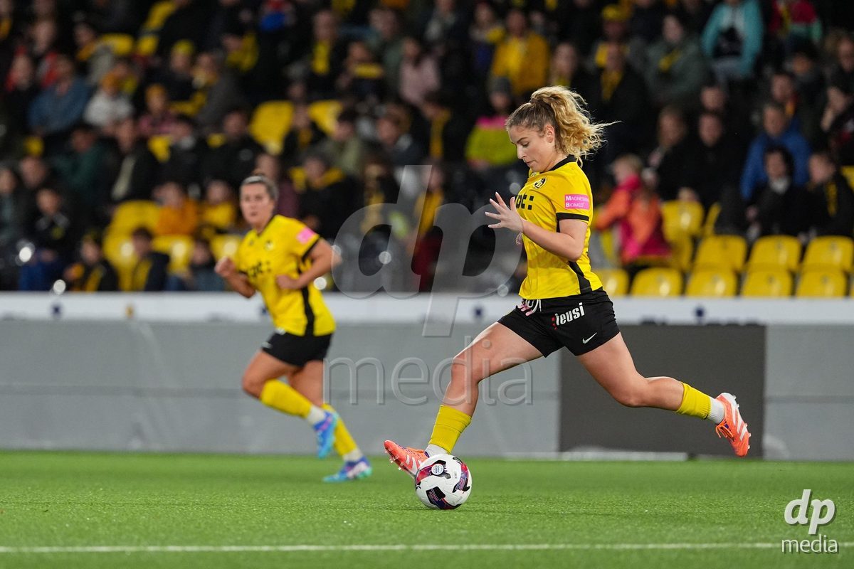 Schweiz: AXA Womens Super League 2025/26, BSC YB Frauen vs FC Luzern - Stadion Wankdorf, Bern: Caterina Tramezzani (5 YB Frauen) in aktion
