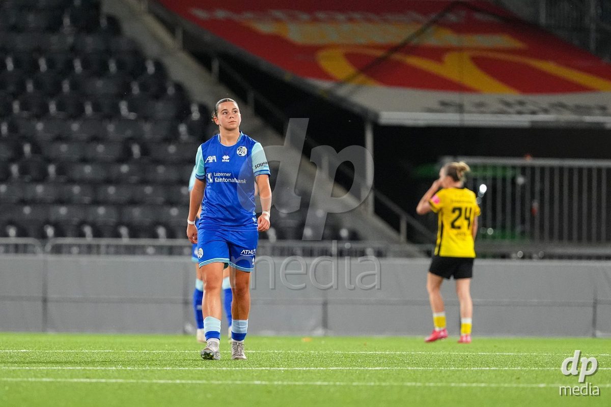 Schweiz: AXA Womens Super League 2025/26, BSC YB Frauen vs FC Luzern - Stadion Wankdorf, Bern: Alyssa Keller (99 FC Luzern) schaut auf die Uhr