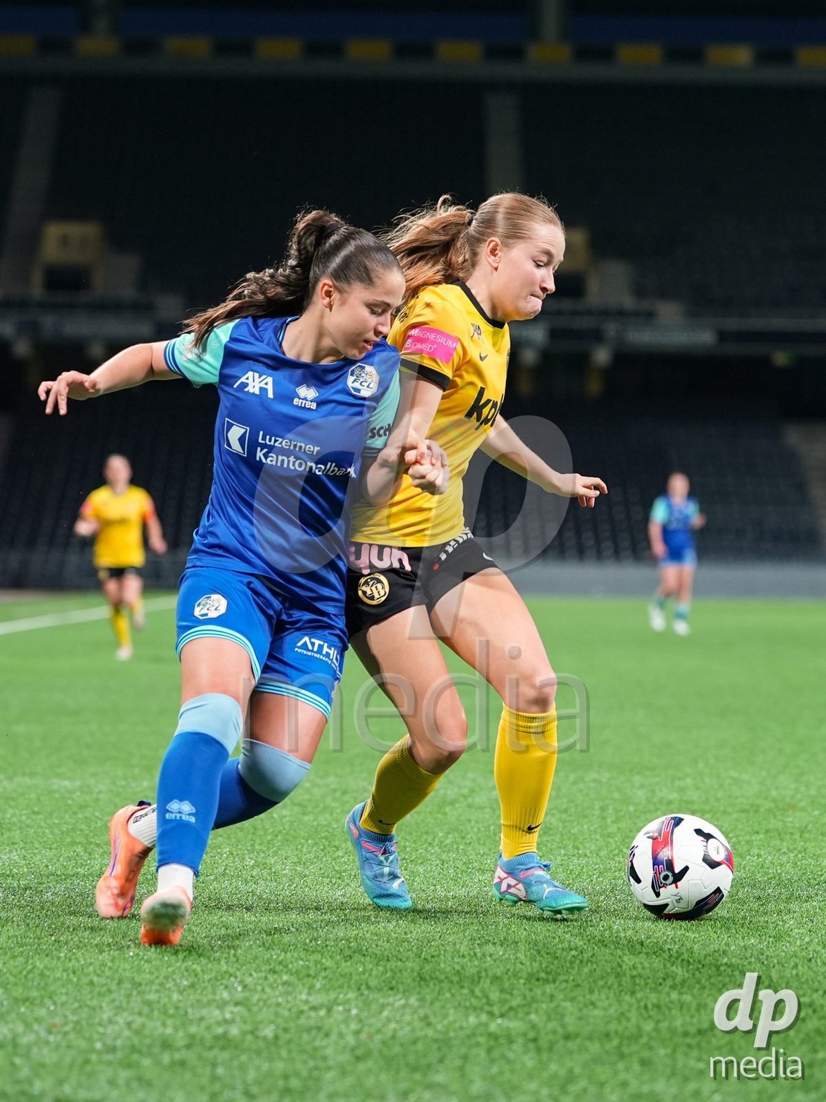 Schweiz: AXA Womens Super League 2025/26, BSC YB Frauen vs FC Luzern - Stadion Wankdorf, Bern: Melissa Rondalli (21 FC Luzern) im Duell mit Noa Linn Münger - Noa Linn Munger (8 YB Frauen)