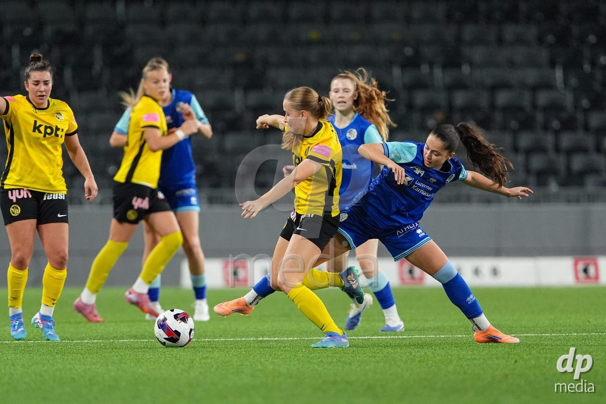 Schweiz: AXA Womens Super League 2025/26, BSC YB Frauen vs FC Luzern - Stadion Wankdorf, Bern: Melissa Rondalli (21 FC Luzern) im Duell mit Noa Linn Münger - Noa Linn Munger (8 YB Frauen)