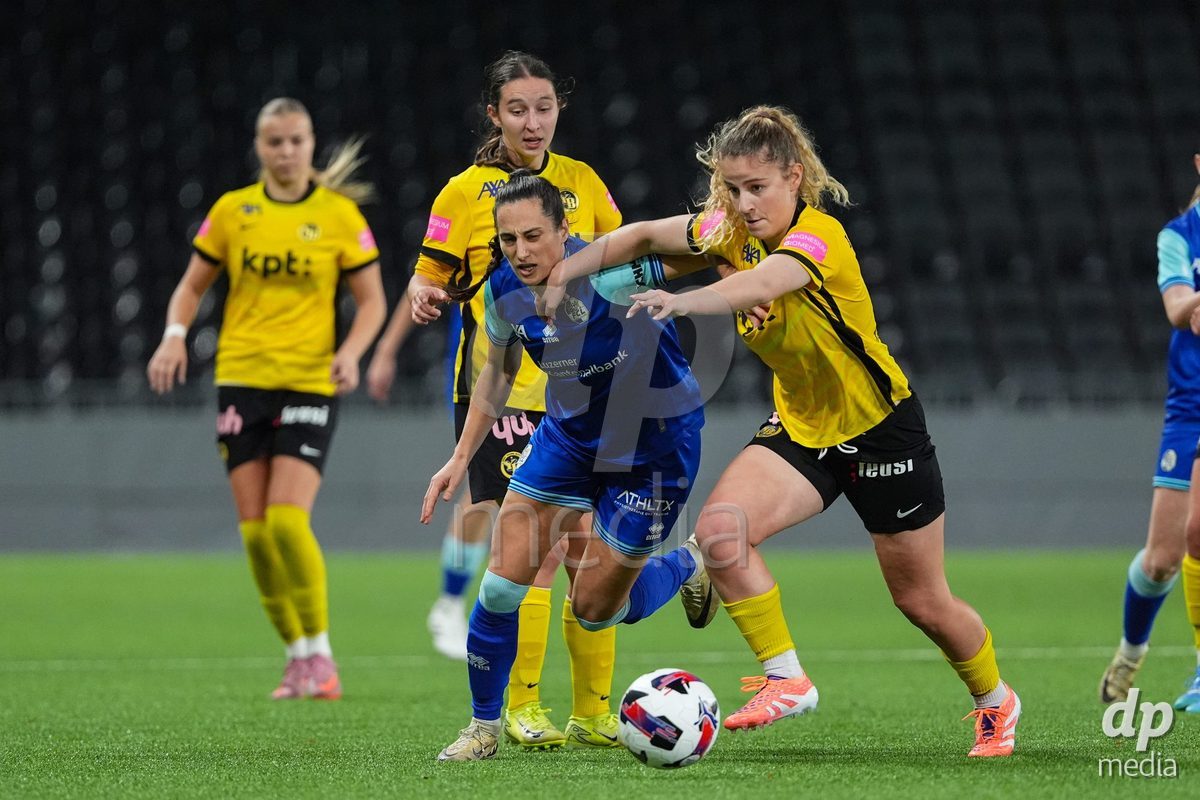 Schweiz: AXA Womens Super League 2025/26, BSC YB Frauen vs FC Luzern - Stadion Wankdorf, Bern: Cristina Carp (28 FC Luzern) im Duell mit Caterina Tramezzani (5 YB Frauen)