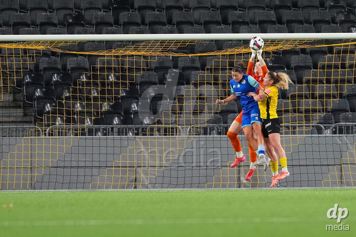 Schweiz: AXA Womens Super League 2025/26, BSC YB Frauen vs FC Luzern - Stadion Wankdorf, Bern: Laura Schneider (45 FC Luzern) in aktion und Alyssa Keller (99 FC Luzern) im Duell mit Caterina Tramezzani (5 YB Frauen)