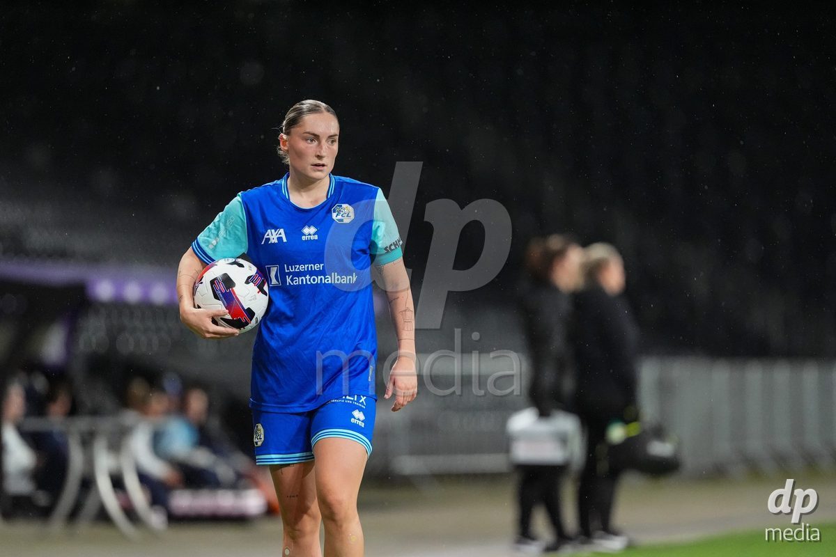 Schweiz: AXA Womens Super League 2025/26, BSC YB Frauen vs FC Luzern - Stadion Wankdorf, Bern: Debora Vogl (14 FC Luzern) vor dem Einwurf