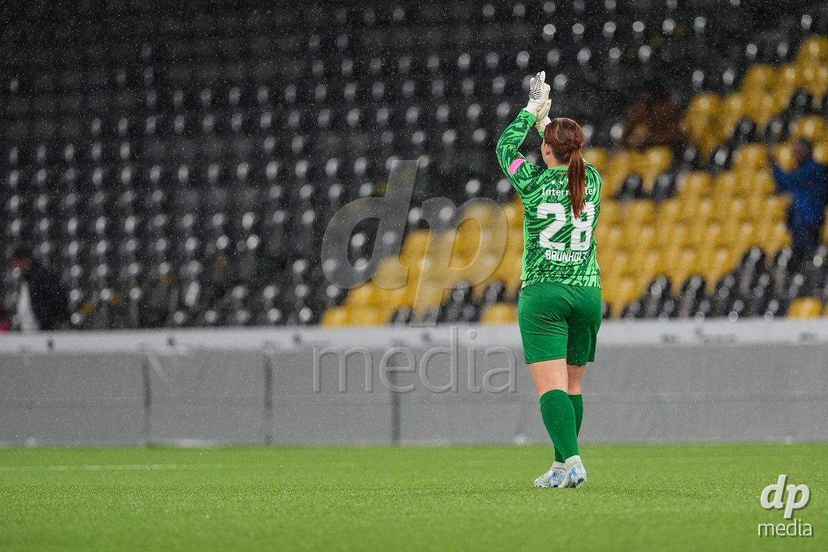Schweiz: AXA Womens Super League 2025/26, BSC YB Frauen vs FC Luzern - Stadion Wankdorf, Bern: Torhüter Amanda Brunholt (28 YB Frauen) jubelt nach dem Tor von Malaurie Granges (13 YB Frauen)