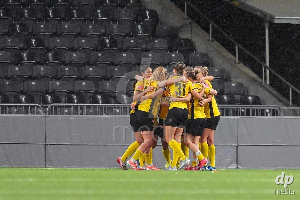 Schweiz: AXA Womens Super League 2025/26, BSC YB Frauen vs FC Luzern - Stadion Wankdorf, Bern: Malaurie Granges (13 YB Frauen) jubelt nach ihrem tor mit dem Team
