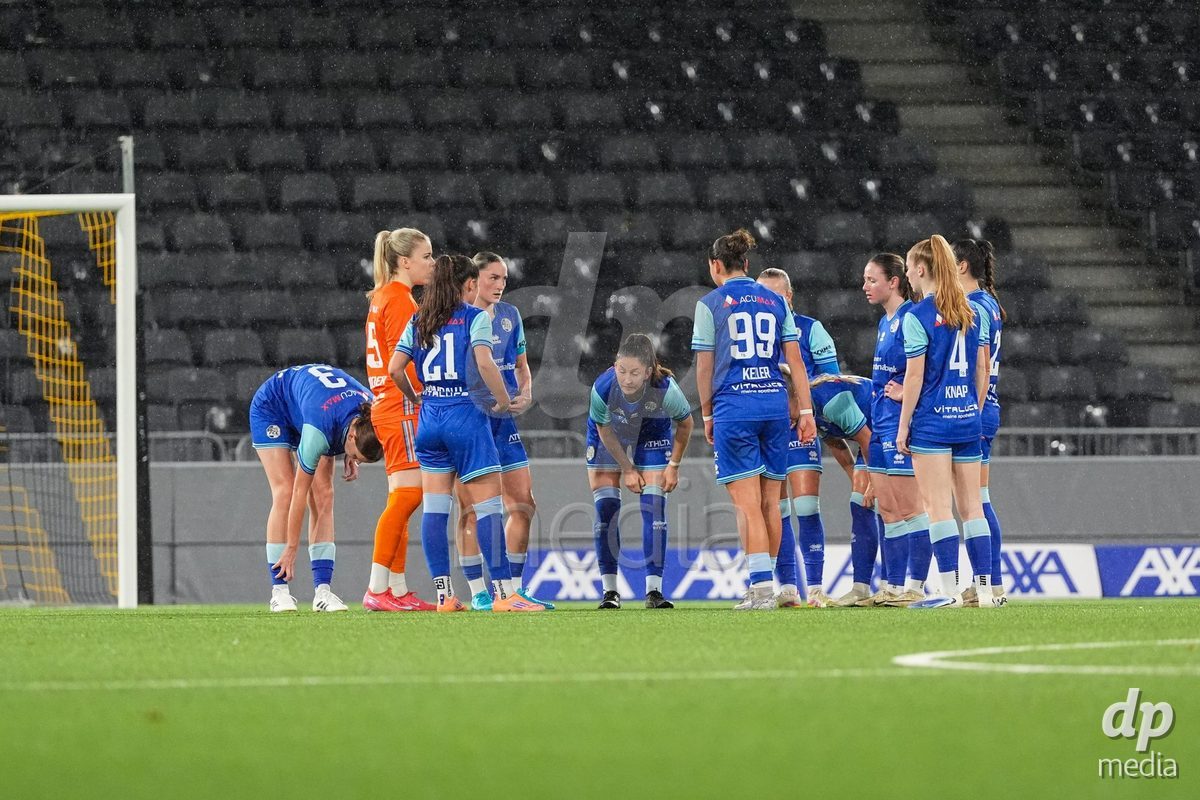 Schweiz: AXA Womens Super League 2025/26, BSC YB Frauen vs FC Luzern - Stadion Wankdorf, Bern: Spielerinnen von FC Luzern nach dem 1:0 für BSC YB Frauen
