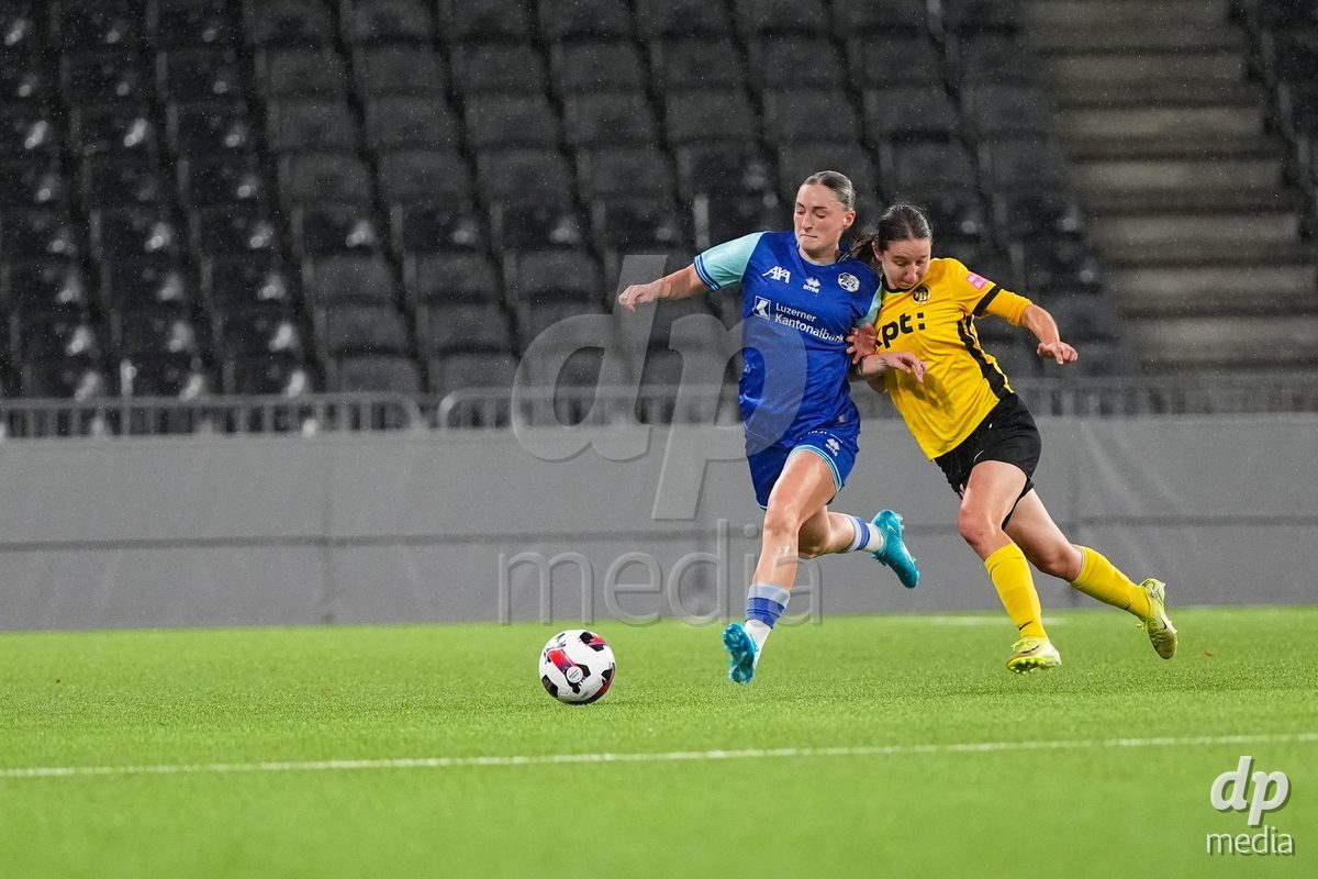 Schweiz: AXA Womens Super League 2025/26, BSC YB Frauen vs FC Luzern - Stadion Wankdorf, Bern: Debora Vogl (14 FC Luzern) im Duell mit Malaurie Granges (13 YB Frauen)