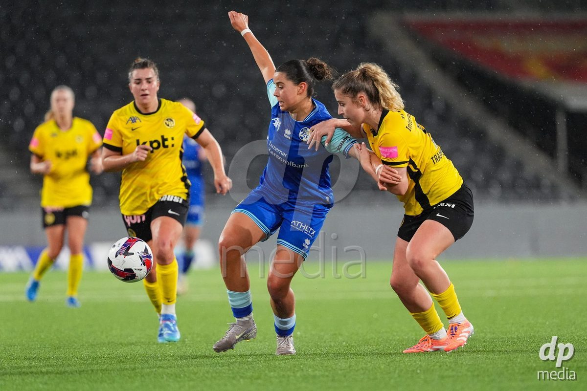 Schweiz: AXA Womens Super League 2025/26, BSC YB Frauen vs FC Luzern - Stadion Wankdorf, Bern: Alyssa Keller (99 FC Luzern) im Duell mit Caterina Tramezzani (5 YB Frauen)