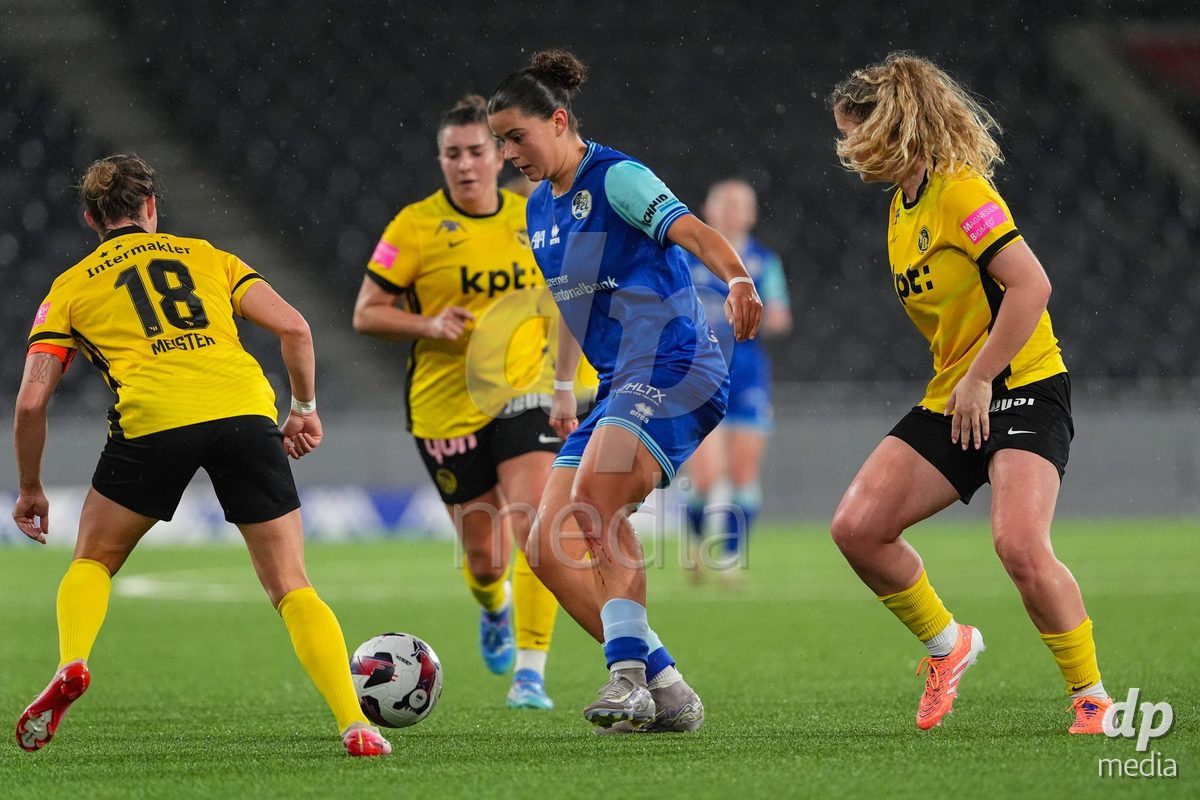 Schweiz: AXA Womens Super League 2025/26, BSC YB Frauen vs FC Luzern - Stadion Wankdorf, Bern: Alyssa Keller (99 FC Luzern) im Duell mit Wibke Meister (18 YB Frauen) und Caterina Tramezzani (5 YB Frauen)