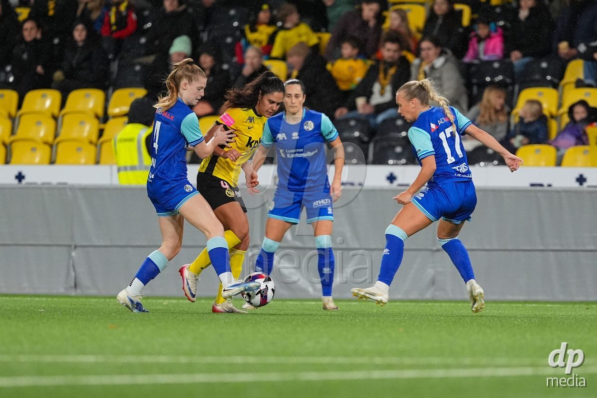 Schweiz: AXA Womens Super League 2025/26, BSC YB Frauen vs FC Luzern - Stadion Wankdorf, Bern: Mia Knapp (4 FC Luzern) im Duell mit Laura Frey (26 YB Frauen)