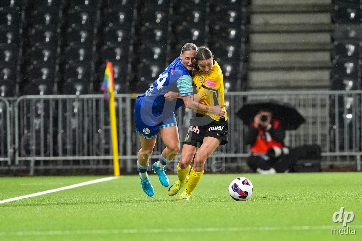 Schweiz: AXA Womens Super League 2025/26, BSC YB Frauen vs FC Luzern - Stadion Wankdorf, Bern: Debora Vogl (14 FC Luzern) im Duell mit Malaurie Granges (13 YB Frauen)