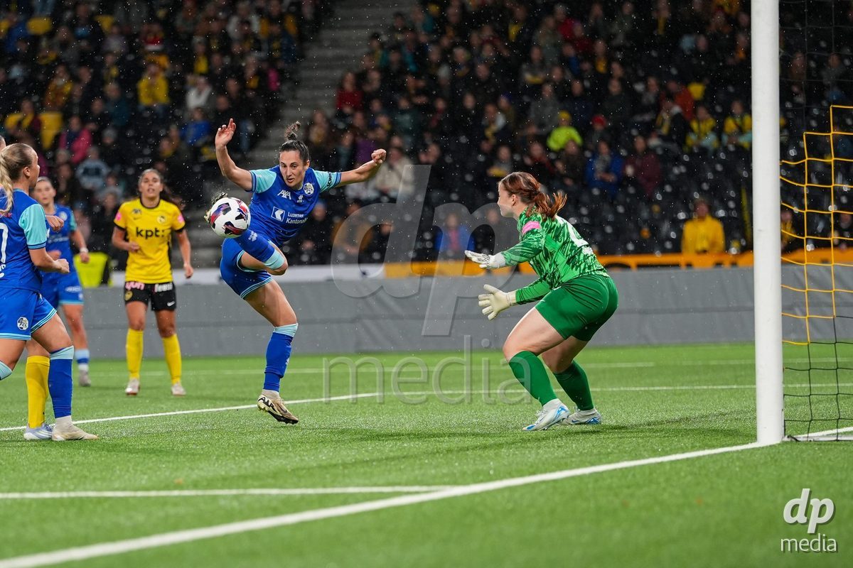 Schweiz: AXA Womens Super League 2025/26, BSC YB Frauen vs FC Luzern - Stadion Wankdorf, Bern: grosse chance für Cristina Carp (28 FC Luzern)