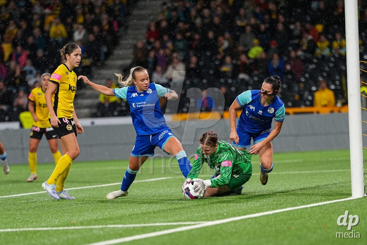 Schweiz: AXA Womens Super League 2025/26, BSC YB Frauen vs FC Luzern - Stadion Wankdorf, Bern: Jennie Marie Egeriis (17 FC Luzern) und Cristina Carp (28 FC Luzern) im Duell mit Torhüter Amanda Brunholt (28 YB Frauen)